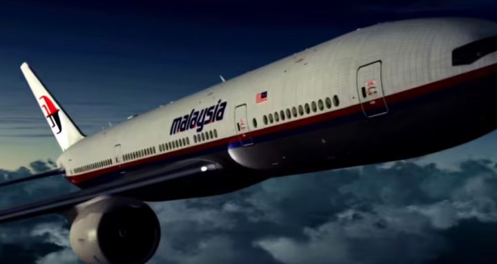 Boeing 777 в полёте над океаном